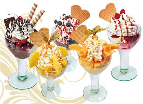 Eisbecher mit verschiedenen klassischen Sorten
