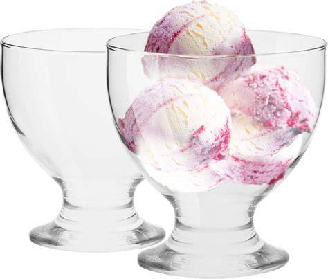 Eisbecher und Dessertschalen auf einem Buffet