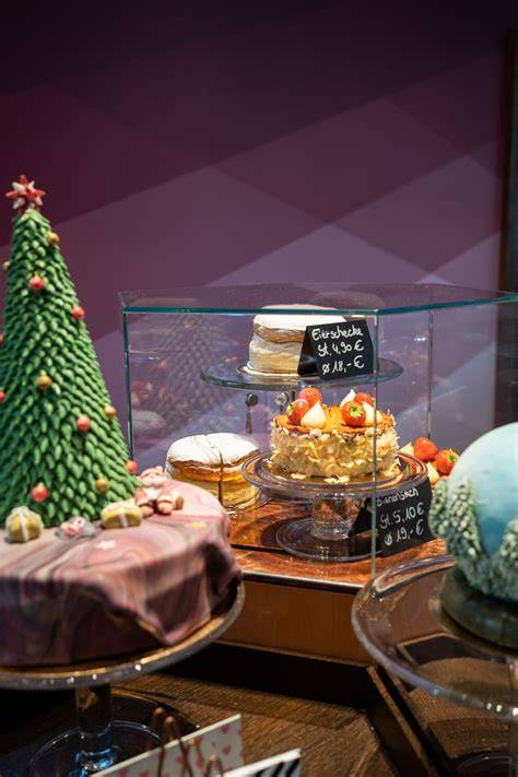 Eisbecher und Dessertvitrine mit Tartes und Torten