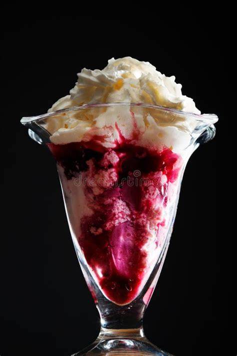 Eiscreme Kugeln im Glas mit Kokos