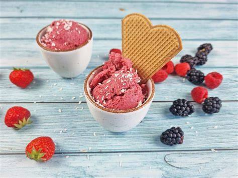 Eiscreme-Glas mit frischen Beeren