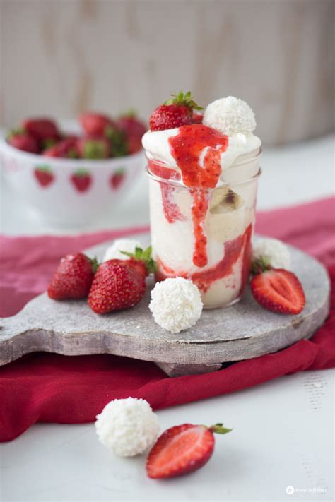 Eisdessert mit Schichten aus Milcheis und Fruchtpüree