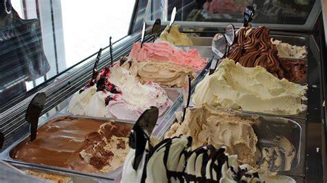 Eisdiele mit verschiedenen Eissorten