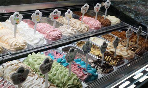 Eisdiele mit verschiedenen Sorten