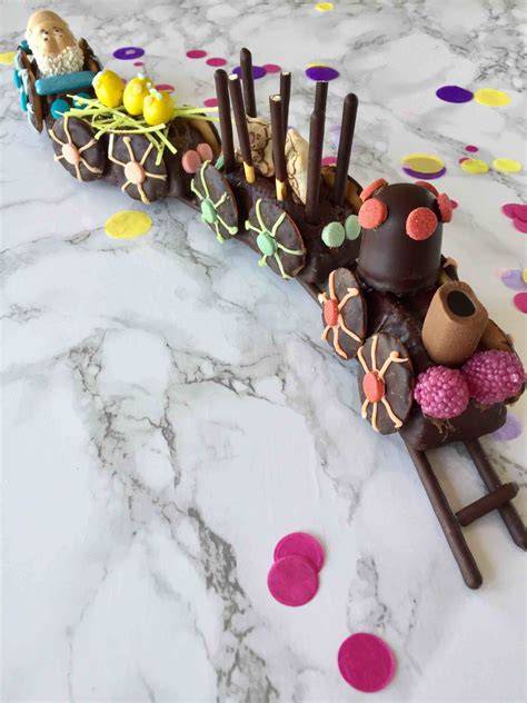 Eisenbahnkuchen, verschiedene Wagons und bunte Dekoration