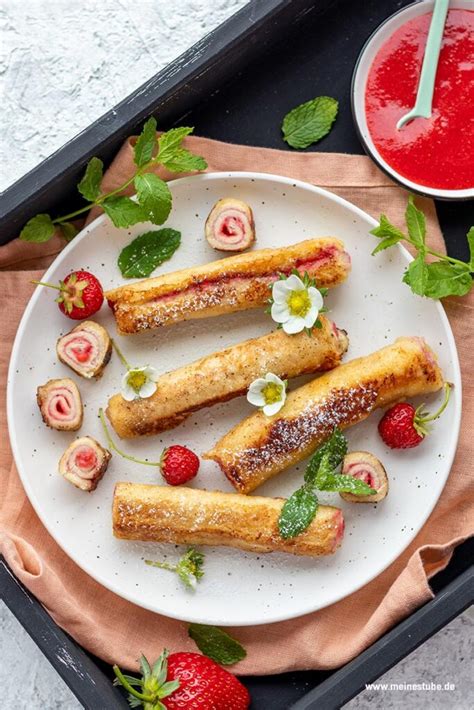 Eisförmchen befüllt mit Cheesecake-Creme, Erdbeermus und Keksstreuseln
