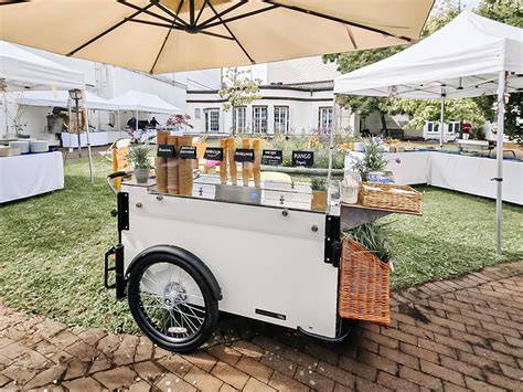 Eisfahrrad und Eisstand im Vintage-Look auf Hochzeit, Gäste probieren Eis