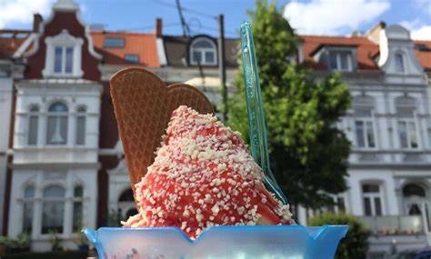 Eisgenuss in Bremen: Ein bunter Becher mit verschiedenen Sorten von Gelato Liebe
