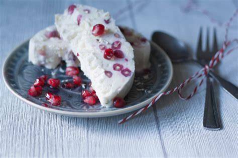 Eisiges Quarkparfait mit weißen Schokoraspeln und Granatapfel