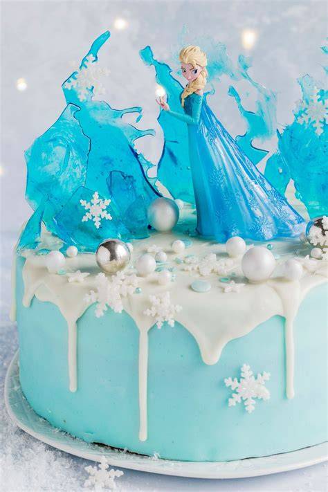 Eiskönigin Torte als Motivtorte mit Elsa-Figur und Deko