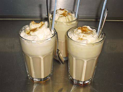 Eiskaffee im Glas mit Vanilleeis und Sahnehäubchen