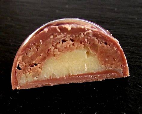 Eiskonfekt halbierte Praline mit Vanillefüllung