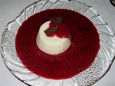 Eiskugel Panna Cotta mit weißer Schokolade