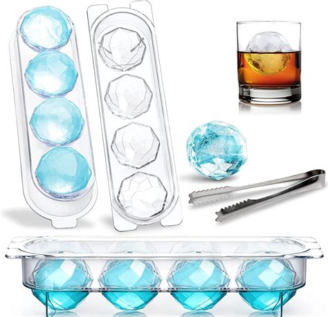 Eiskugel und Eiswürfelformen nebeneinander