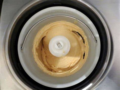 Eismaschine bei der Verarbeitung von Speiseeis