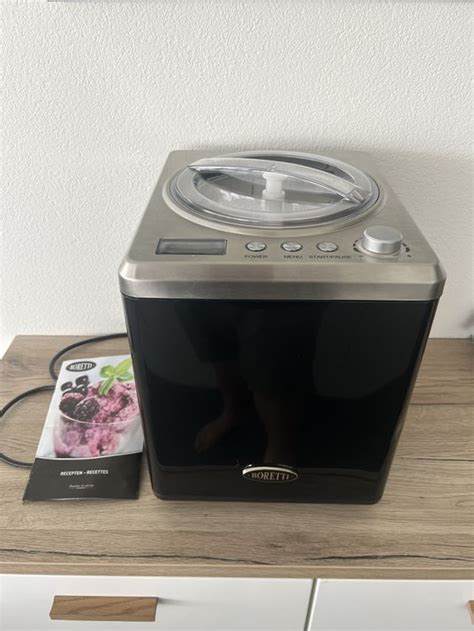 Eismaschine mit Kompressor auf einer Küchenarbeitsfläche