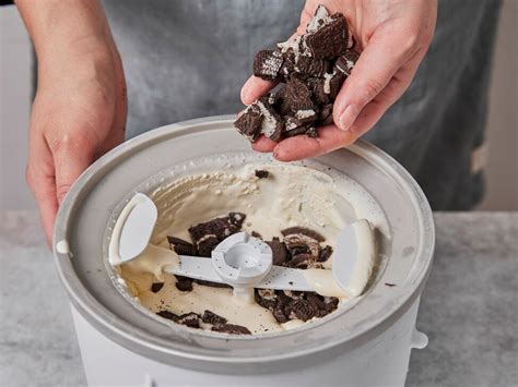 Eismaschine mit Oreo Eismischung