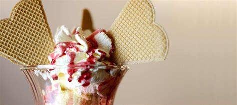 Eisspezialitäten in Bechern und Eisbombenform