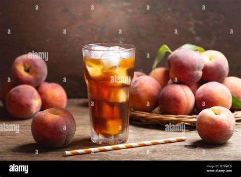Eistee mit verschiedenen Früchten im Glas