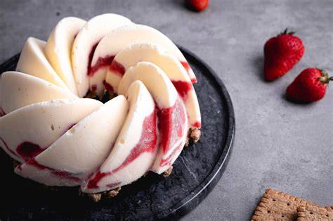 Eistorte mit Erdbeeren, Blaubeeren und verschiedenen Böden (Baiser, Müsli)