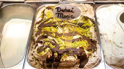 Eisvitrine mit der Sorte „Dubai Magic“ bei Lilly's Eiscafé in Duisburg