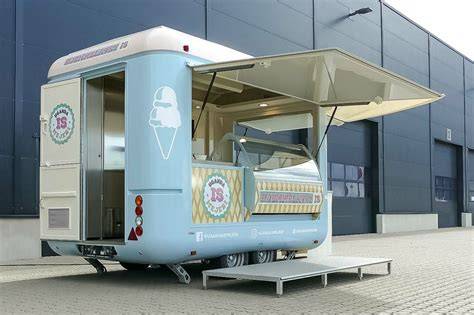 Eisvitrine und mobiler Eiswagen als Ergänzung im Gewerbebetrieb