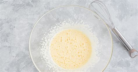 Eiweiß und Zucker schaumig schlagen