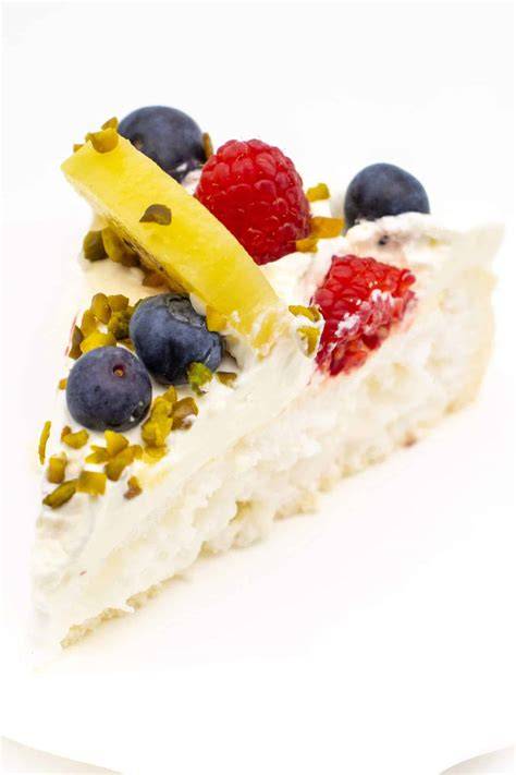 Eiweißkuchen ohne Zucker, mit Sahne und Früchten