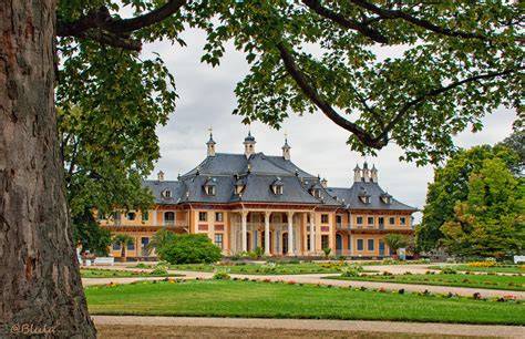 Elbe-Ufer mit Schloss Pillnitz und Weinbergkirche