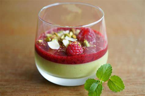 Elegant angerichtetes Pistazienmousse mit weißer Schokolade