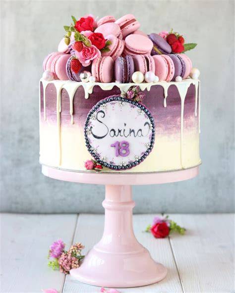 Elegante Buchstaben-Torte in Pastell mit Beeren und Macarons