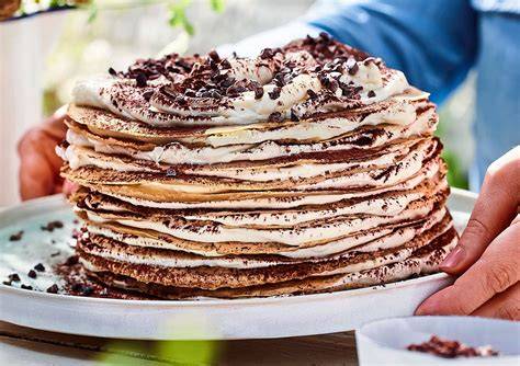 Elegante Crêpe-Torte mit Mascarpone und Schokoladendekor, stilvoll angerichtet