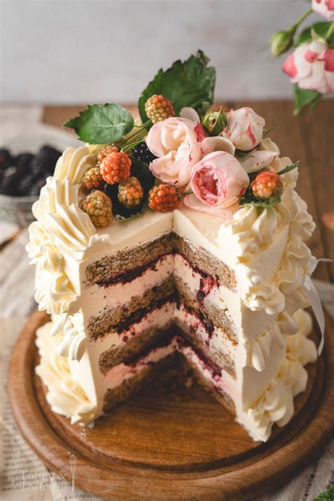 Elegante Marmor-Optik-Torte fertig dekoriert