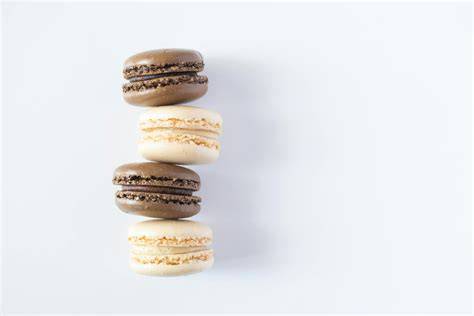 Elegante Präsentation verschiedener Ganache-Pralinen bei Verkostung