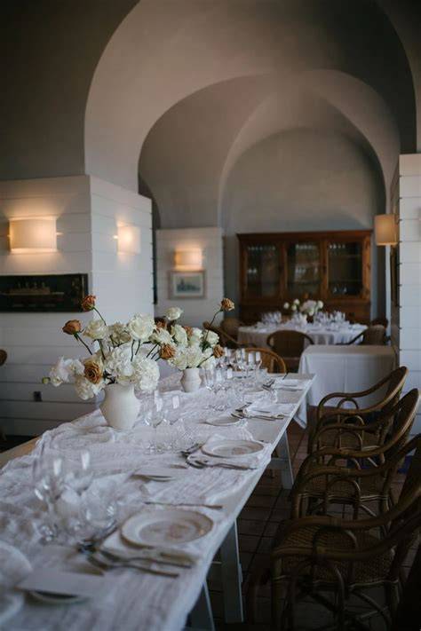 Elegante Tischdekoration mit Pralinenelementen und braunen Akzenten