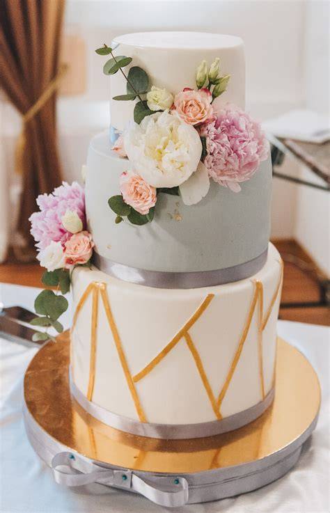 Elegante diamantene Hochzeitstorte mit Fondant und goldenen Akzenten
