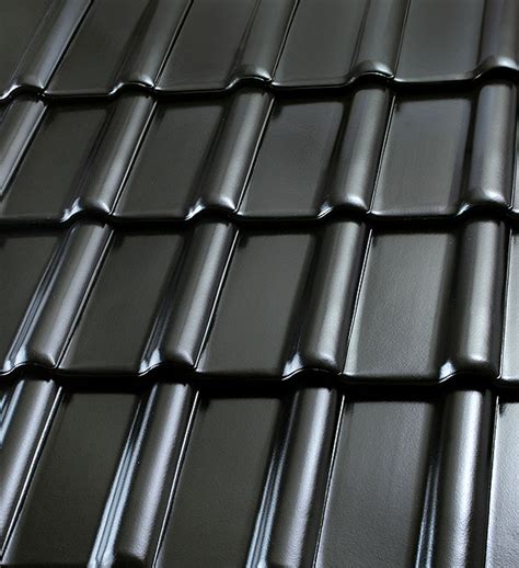 Elegante schwarze Dachfläche mit Röben PIEMONT schwarz-matt, Detail der Glasur