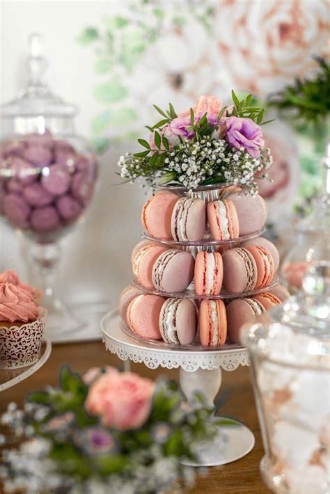 Eleganter Sweet Table mit Macarons und Desserts