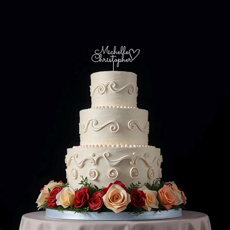 Eleganter Wedding Cake mit Herzdeko