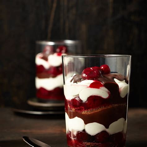 Elegantes Dessert mit Schokolade und Beeren