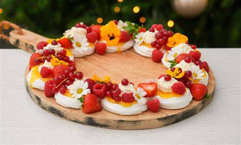 Elegantes Dessert mit essbaren Blüten und Goldakzenten