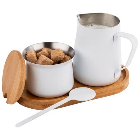 Elegantes Edelstahl Milch- und Zucker-Set auf weißem Tablett