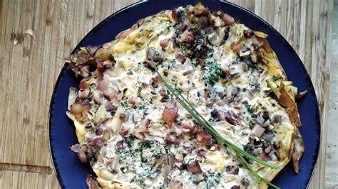 Elegantes Trüffel-Omelette garniert mit frischen Trüffelscheiben