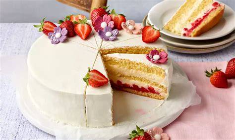 Elfen-Puddingtorte mit Erdbeeren und Biskuitmasse