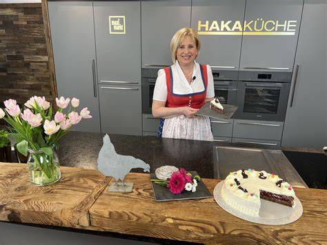 Elfriede Schachinger beim Backen im HAKA Center
