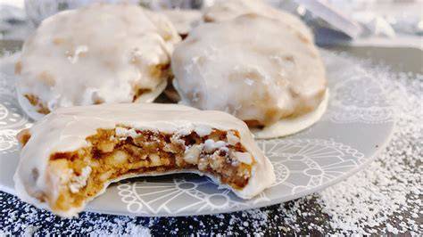 Elisen-Lebkuchen mit Schokolade und Puderzucker