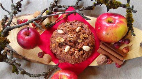 Elisenlebkuchen auf Holzbrett mit winterlichen Gewürzen und Nüssen