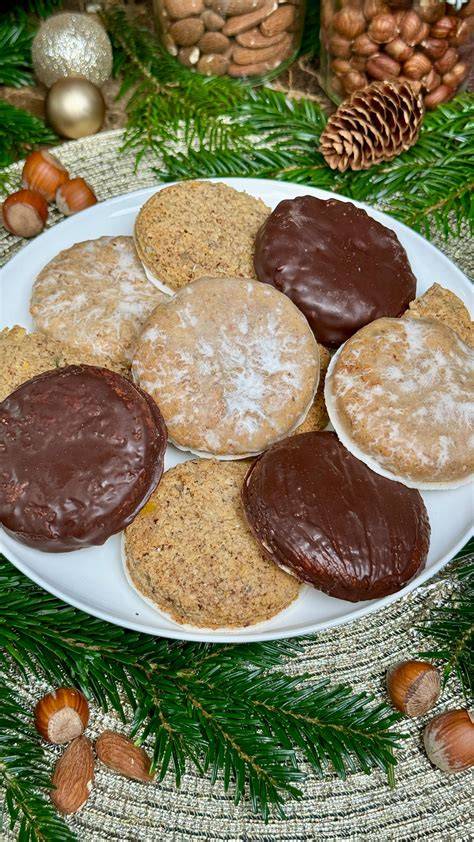 Elisenlebkuchen auf Oblaten, frisch gebacken und verziert