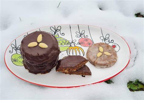 Elisenlebkuchen auf Oblaten, mit Schokolade glasiert