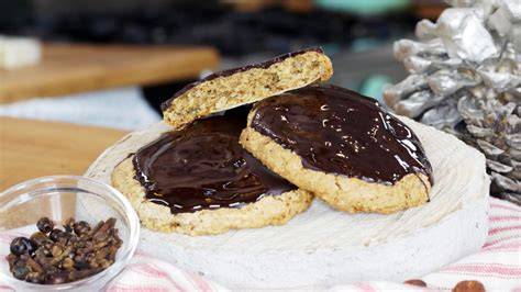 Elisenlebkuchen aufgeschnitten und angerichtet auf festlicher Tafel